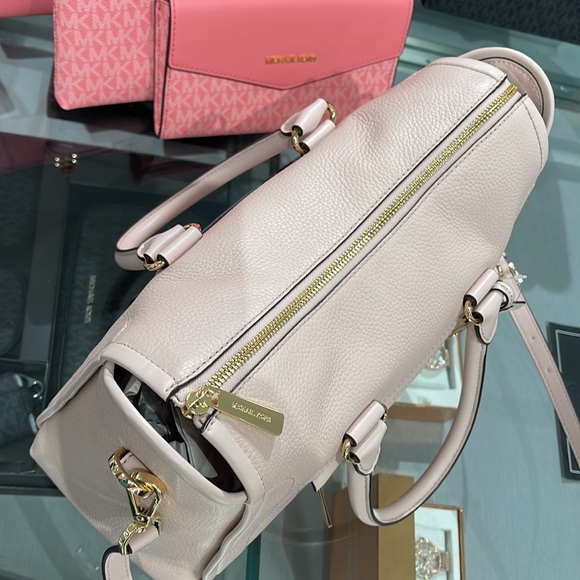 MICHAEL KORS 
Carine Large Pebbled Leather Top Zip Satchel
Powder Blush
NWT - Picture 10 of 16